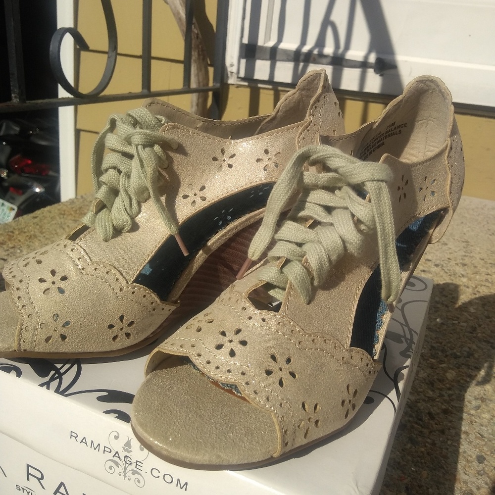Ladies gold fabric wedge shoes, size 7.5M.